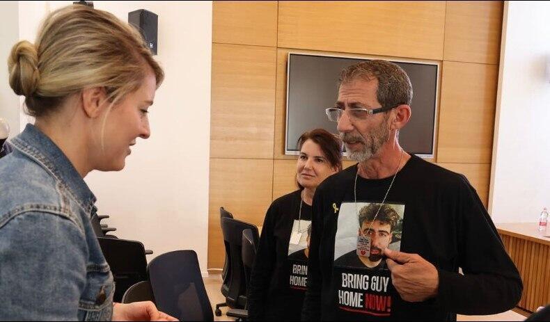 מלאני ג'ולי בפגישה עם משפחות החטופים בישראל