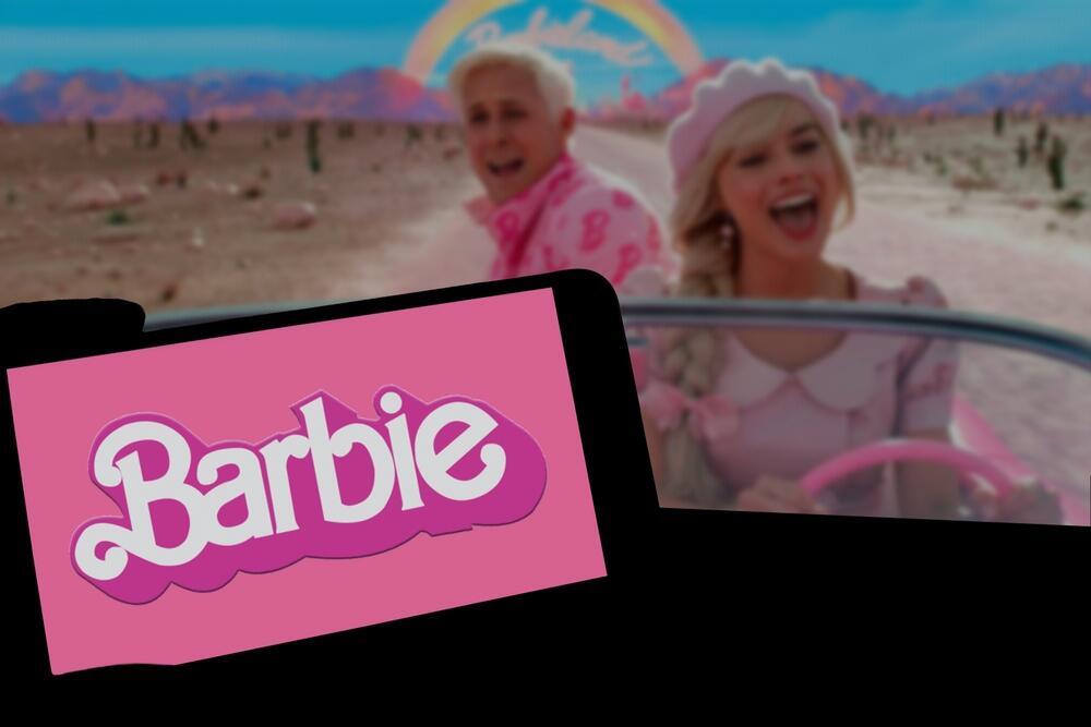 Розовая куколка в розовом мире - кадр из фильма "Барби" 