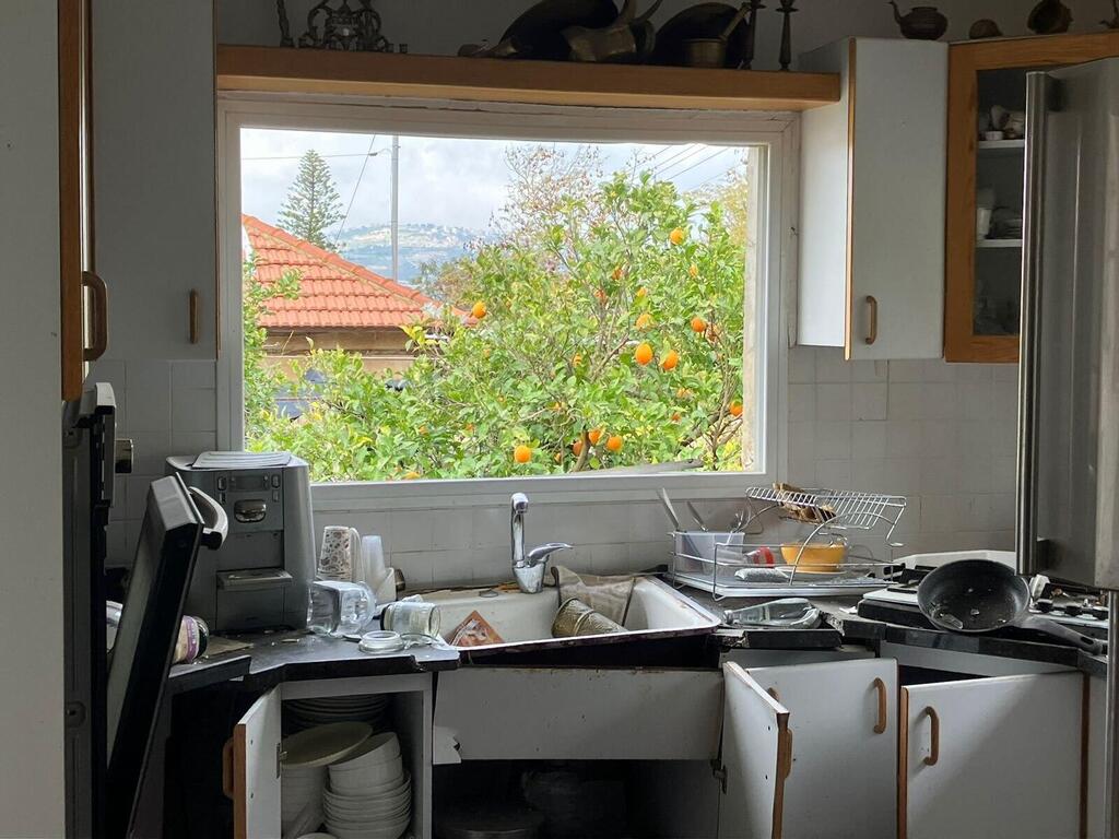 Разрушения в доме из-за обстрела (Фото: Эдуард Докс) ההרס במטולה מלחמת חרבות ברזל