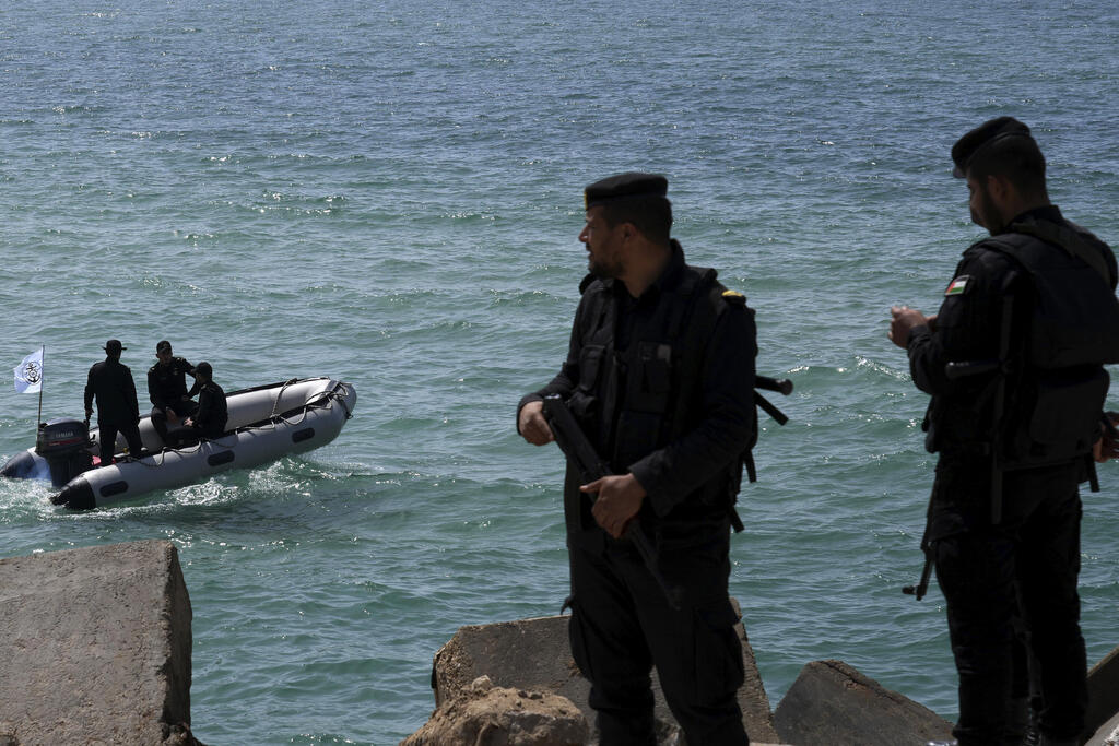 אנשי הכוח הימי של חמאס מפטרלים ליד נמל עזה, 2022