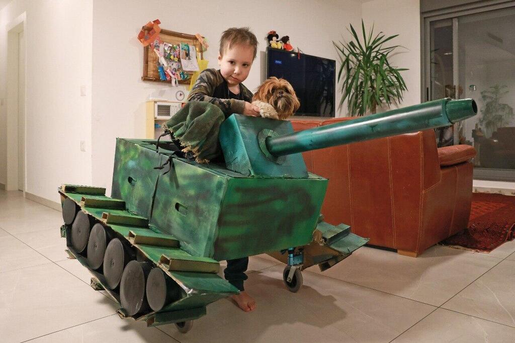 שגיב גדליהו בן ה-8 שהחלים ממחלה קשה מתחפש לשיריונר בטנק עם הכלב אוסקר