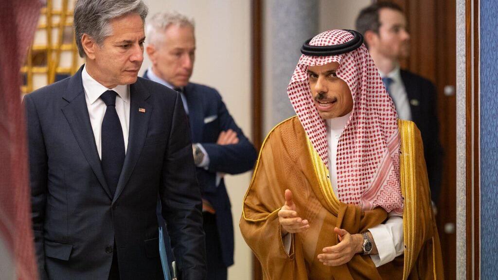 מזכיר המדינה האמריקני אנתוני בלינקן נפגש עם שר החוץ הסעודי פייסל בן פרחאן בסעודיה