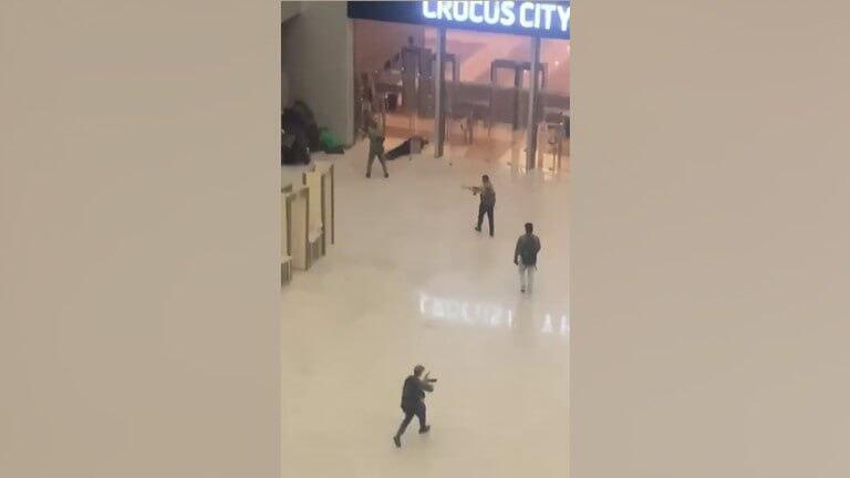 אנשים עם נשק תוקפים באולם