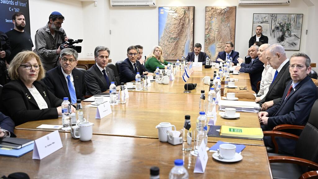 מזכיר המדינה האמריקאי אנתוני בלינקן נפגש עם חברי קבינט המלחמה הישראלי בבסיס הקריה בתל אביב