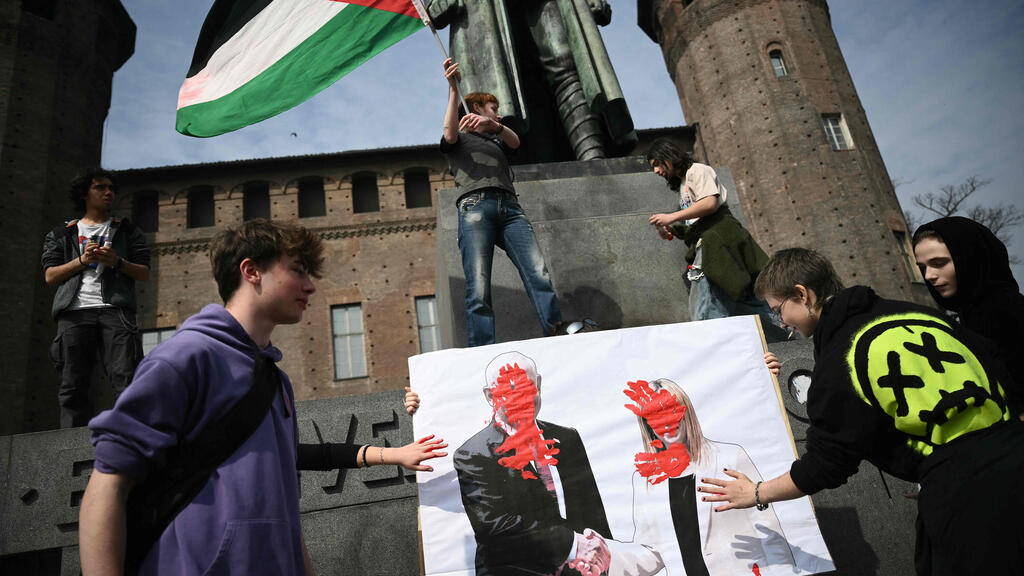 תמונות של ראשי ממשלת איטליה וישראל נצבעו באדום. הפגנת סטודנטים נגד ישראל בטורינו