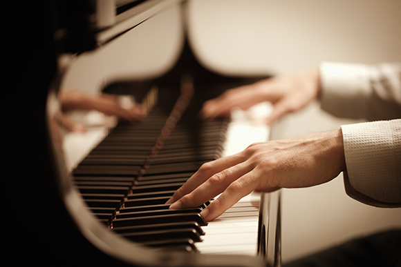 Following a piano lesson, we’ll remember what we practiced, our emotional responses, and the instructions from our teacher; this reflects explicit memory. Meanwhile, our fingers will gradually acquire the skill without our conscious awareness; this demonstrates implicit memory. Hands playing the piano