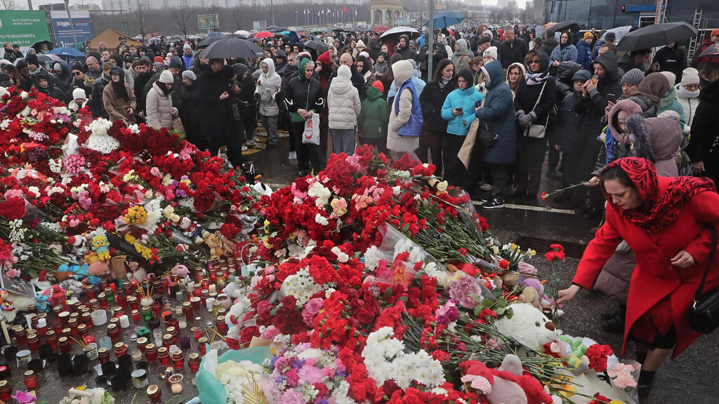 מתאבלים מחוץ ל מתחם ההופעות קרוקוס סיטי הול שם התרחש פיגוע של דאעש בעיר קרסנוגורסק שבפרברי מוסקבה רוסיה