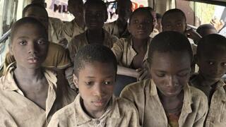 תלמידים ילדים ששוחררו שבועיים אחרי שנחטפו חטיפה מבית ספר במדינת המחוז קדונה ב ניגריה