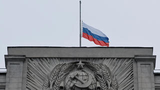 יום אבל ב רוסיה בעקבות מתקפת הטרור פיגוע ב קרסנוגורסק ב פרברי מוסקבה הורדת דגל לחצי התורן מעל בניין ה דומא פרלמנט במוסקבה