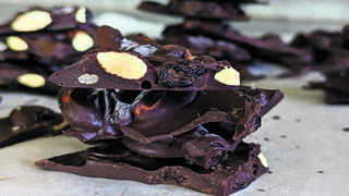 חטיף שברי שוקולד מריר עם שקדים וצימוקים