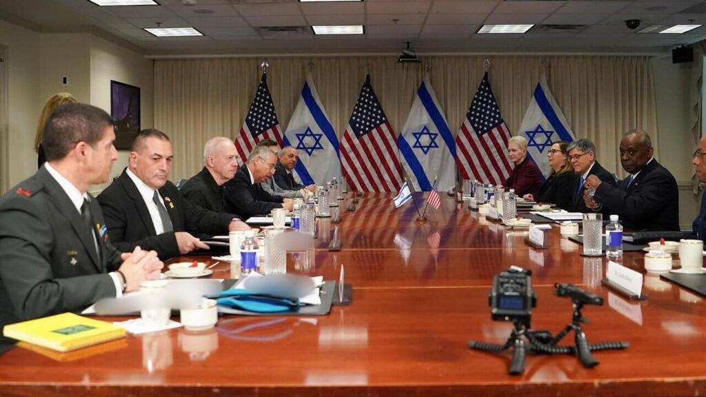 שר הביטחון יואב גלנט נפגש בשעה זו עם עמיתו מזכיר ההגנה הגנרל לויד אוסטין בפנטגון: ״המו״מ המתנהל להשבת החטופים מצריך אותנו להגביר את הלחץ הצבאי, ולשלב ידיים במאמצים הצבאיים והמדיניים״
