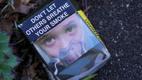 חפיסת סיגריות עם תמונת נזקי עישון מאוסטרליה