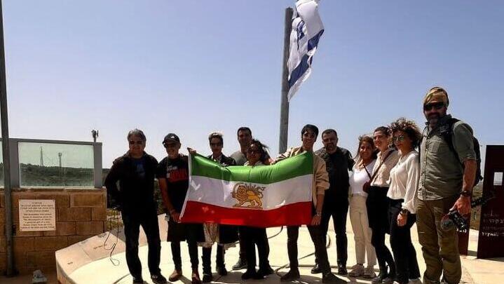 משלחת ראשונה של מתנגדי משטר איראניים מאז 7 באוקטובר בביקור הזדהות בישראל