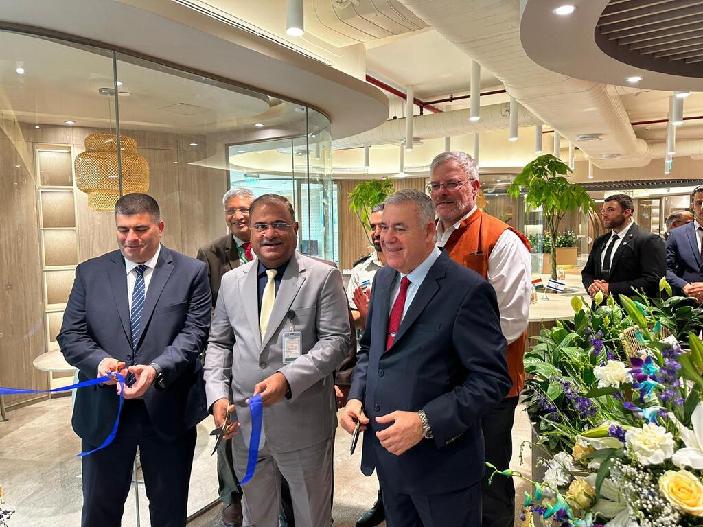 מנכ"ל התעשייה האווירית בגזירת סרט בפתיחת משרדי ASI, יחד עם שגריר ישראל בהודו נאור גילאון גזירת סרט בפתיחת משרדי ASI, חברת הבת בהודו יחד עם שגריר ישראל בהודו, אילן גילאון