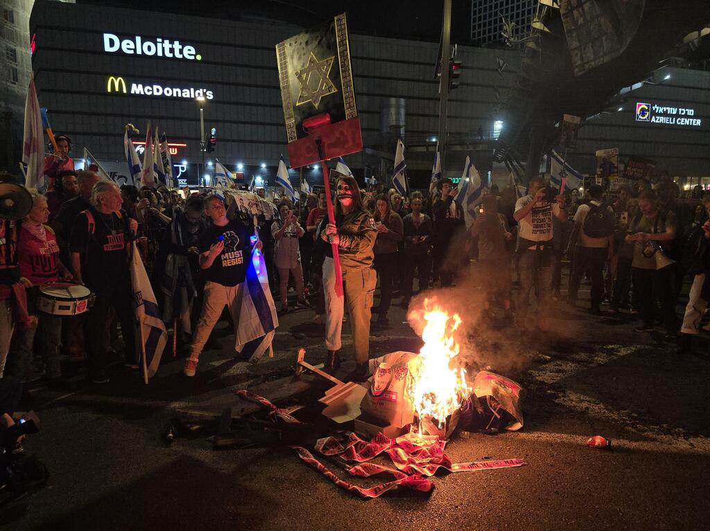 הפגנת מחאה להשבתם של החטופים דרך בגין ת"א