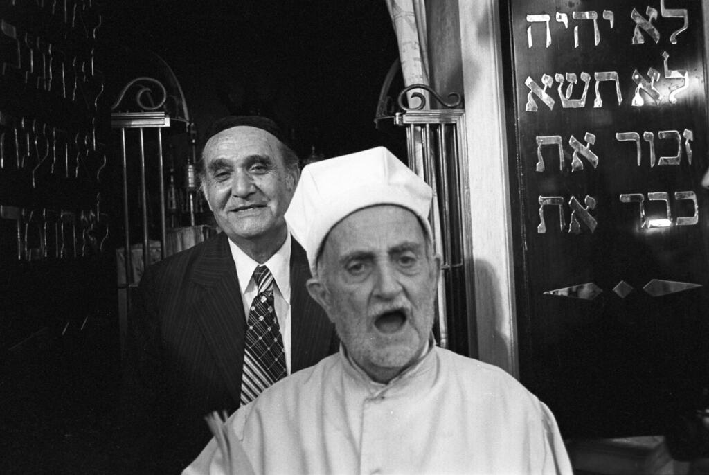 הרב של בית הכנסת היהודי באלכסנדריה, בעת תפילה שנערכה בשנת 1979