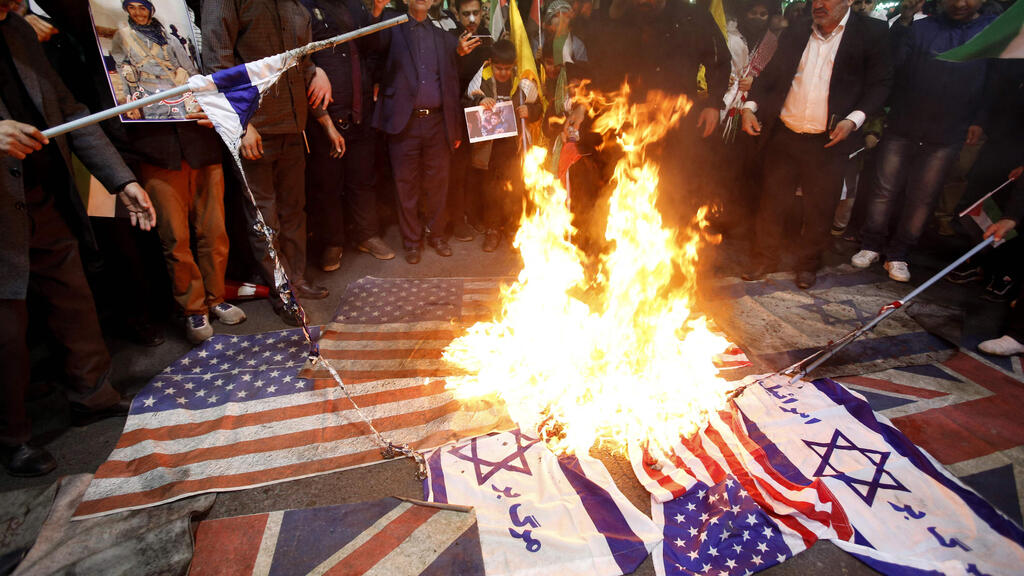 איראנים שורפים דגלים של ארה"ב וישראל בכיכר פלסטין בטהרן, איראן