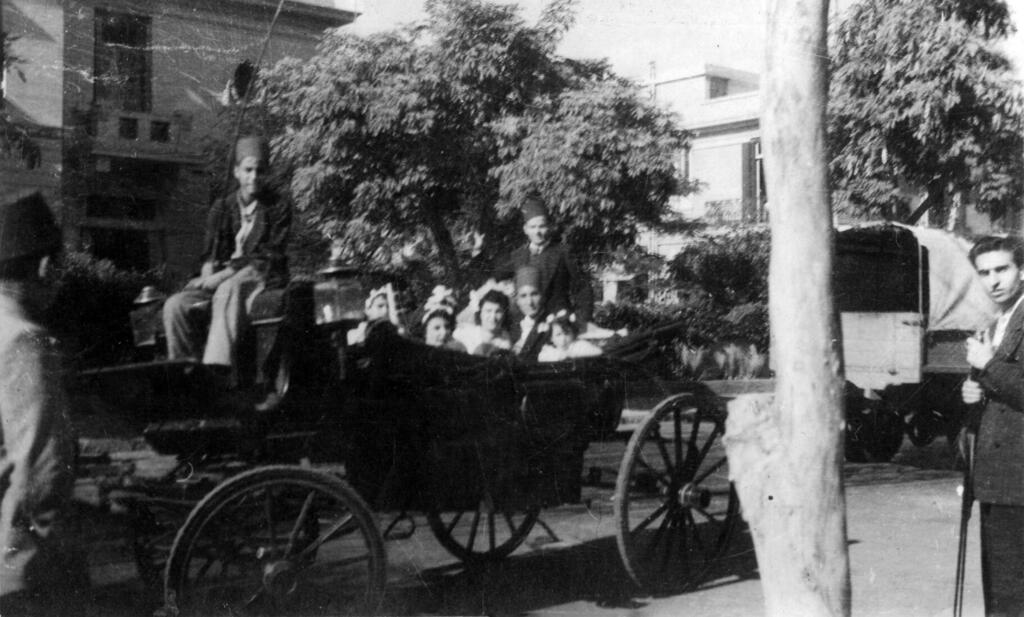 חתן וכלה יהודיים (לונה ומשה והבה), בנסיעת כרכרה ביום חתונתם בקהיר