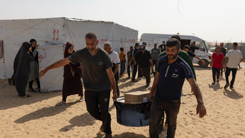 עובדי ארגון הסיוע WCK במתחם חלוקת מזון באזור חאן יונס רצועת עזה ארכיון סיוע הומניטרי