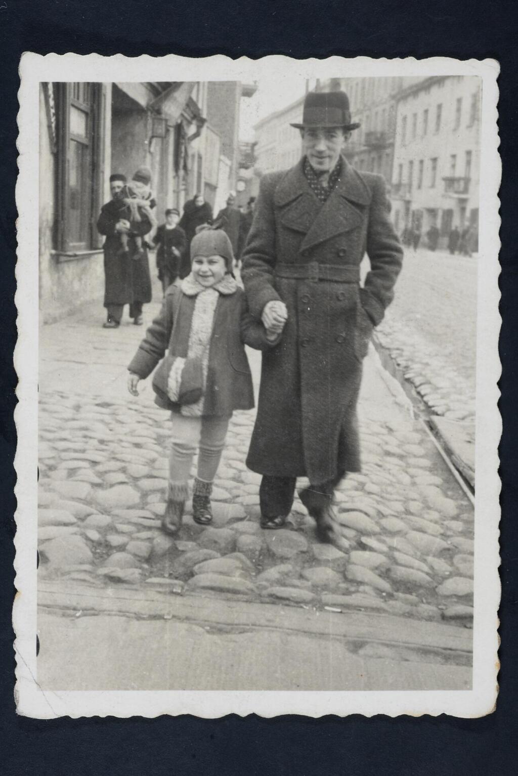רות רושצקי עם הדוד דוד רושצקי (אבא של מרים תמרי) לפני המלחמה
