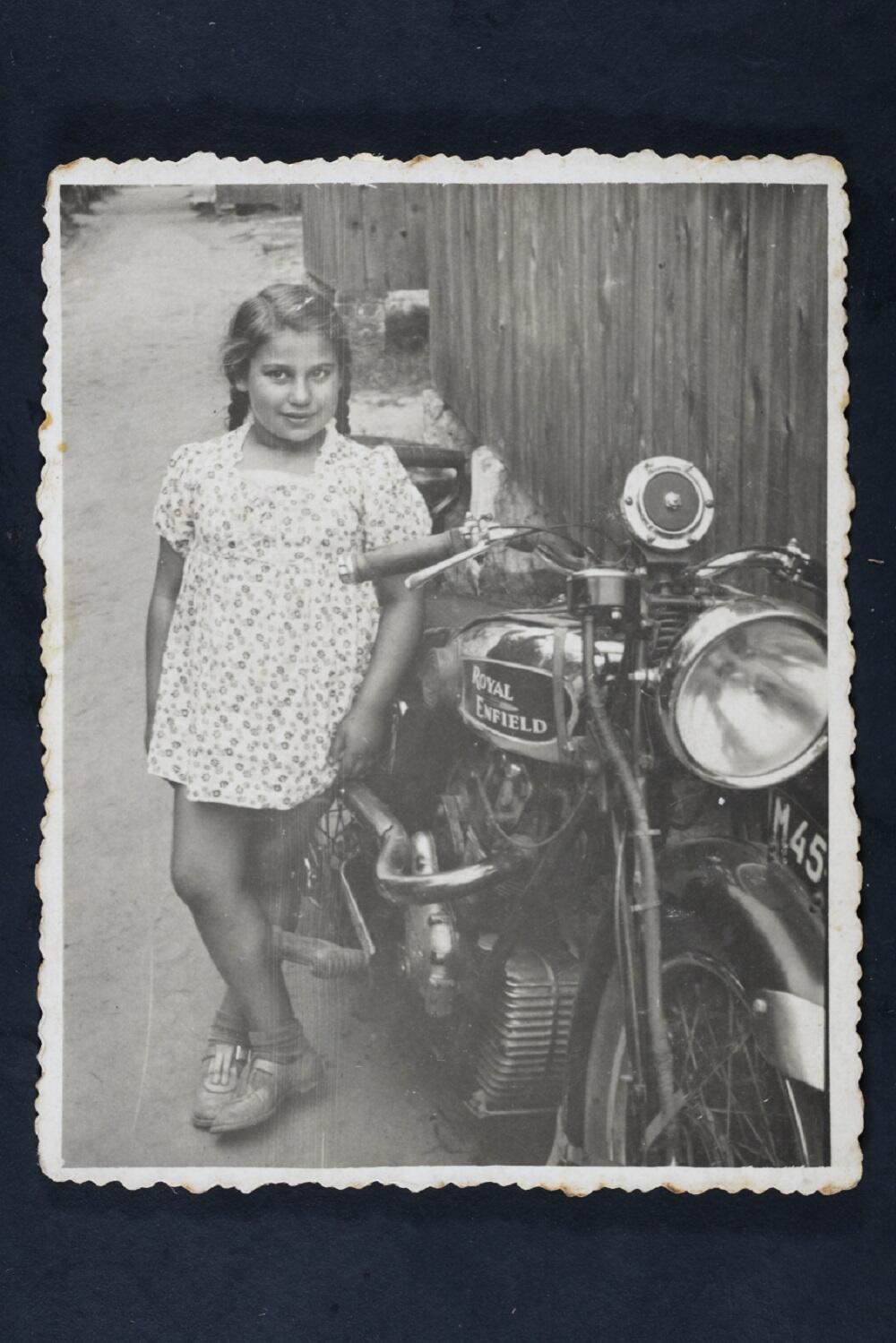 רות רושצקי ליד האופנוע של הדוד, דוד רושצקי, לודז' 1939