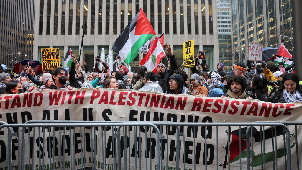 הפגנות פרו-פלסטיניות בניו יורק מצדיקות טרור ואף תומכות בו במפורש