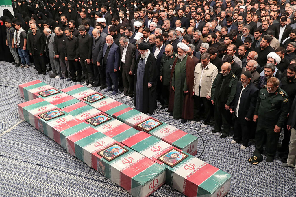 הטקס בטהרן שבו התפללו חמינאי ובכירי משטר האייתוללות מעל ארונות הבכירים שחוסלו