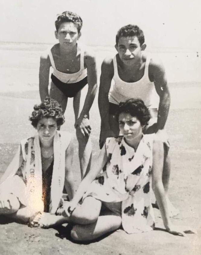 משה סבן-כהן (עומד מימין) בחוף הים במצרים