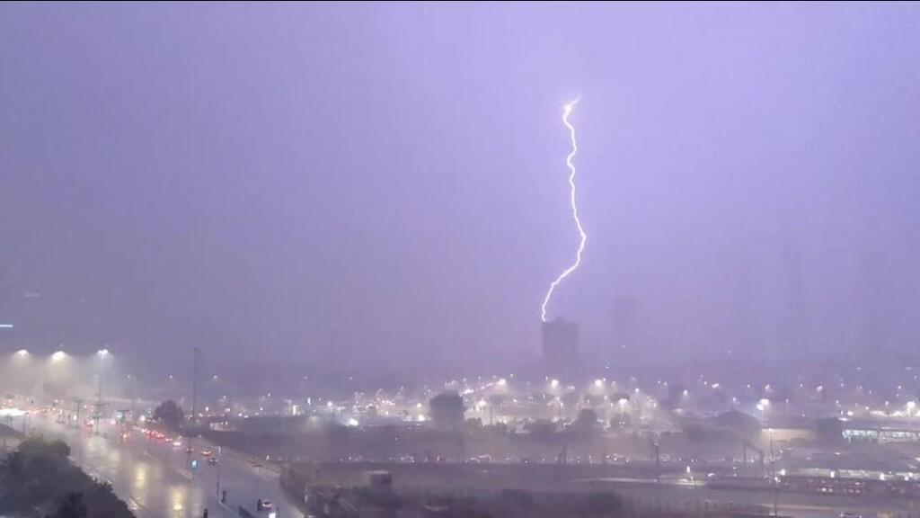 סופת ברקים בתל אביב