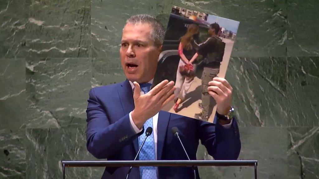 ארדן מחזיק תמונה מרגע החטיפה של נעמה לוי בעצרת האו"ם
