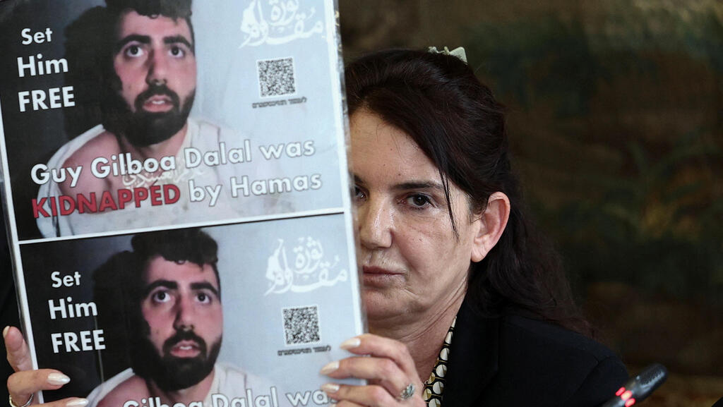 משפחות החטופים בפגישה עם האפיפיור בותיקן