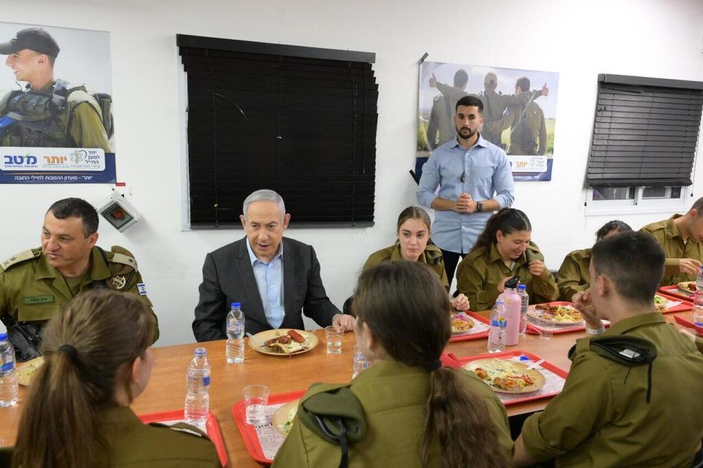 בנימין נתניהו עם המתגייסות והמתגייסים