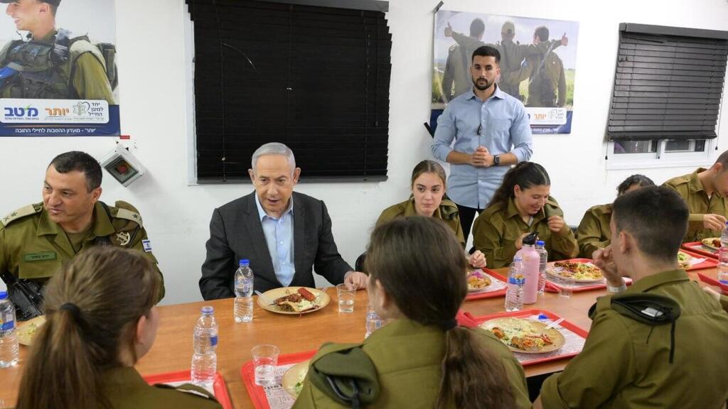 בנימין נתניהו עם המתגייסות והמתגייסים