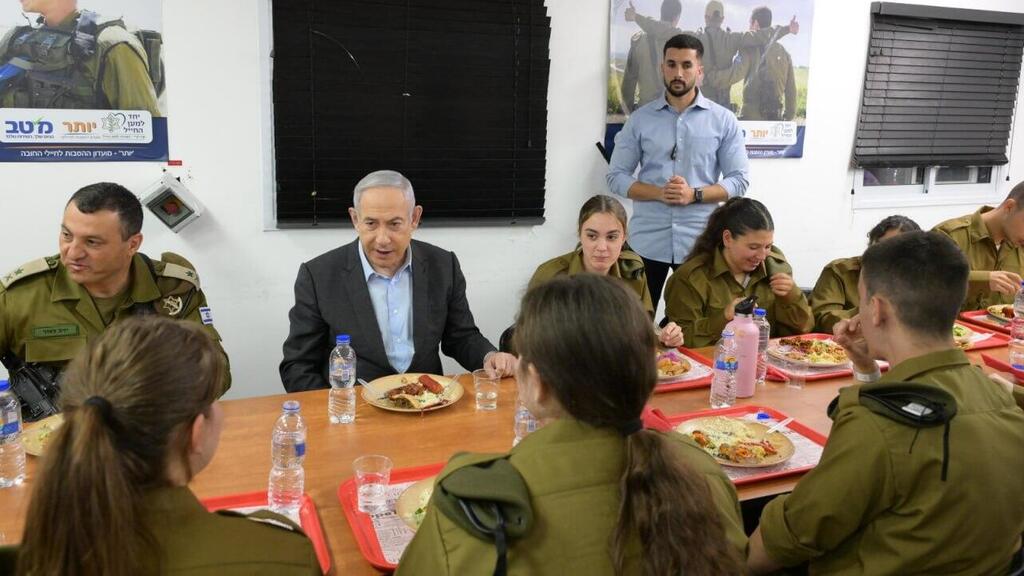 בנימין נתניהו עם המתגייסות והמתגייסים