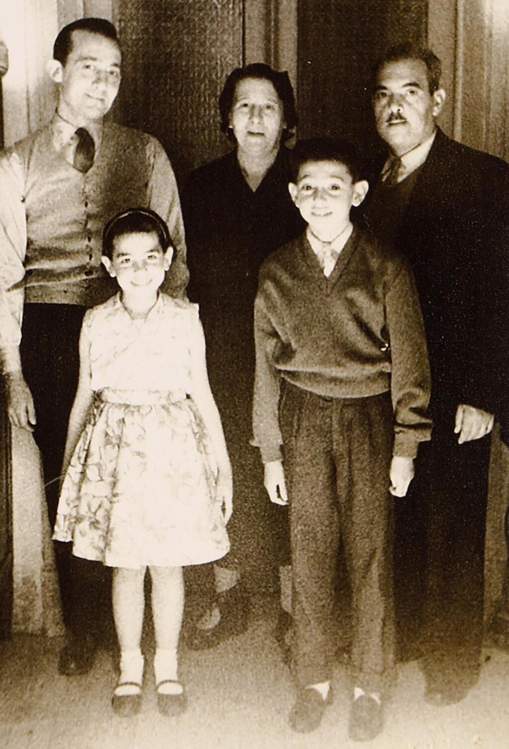 אלי וסטלה כהן, ילדיהם בנימין (בני) ומטילד (מטי), ומרק לוי (משמאל), אחיה של סטלה, שהתגורר גם הוא בבית המשפחה