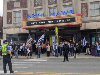 הפגנות מחוץ למכון ברין מור בפילדלפיה