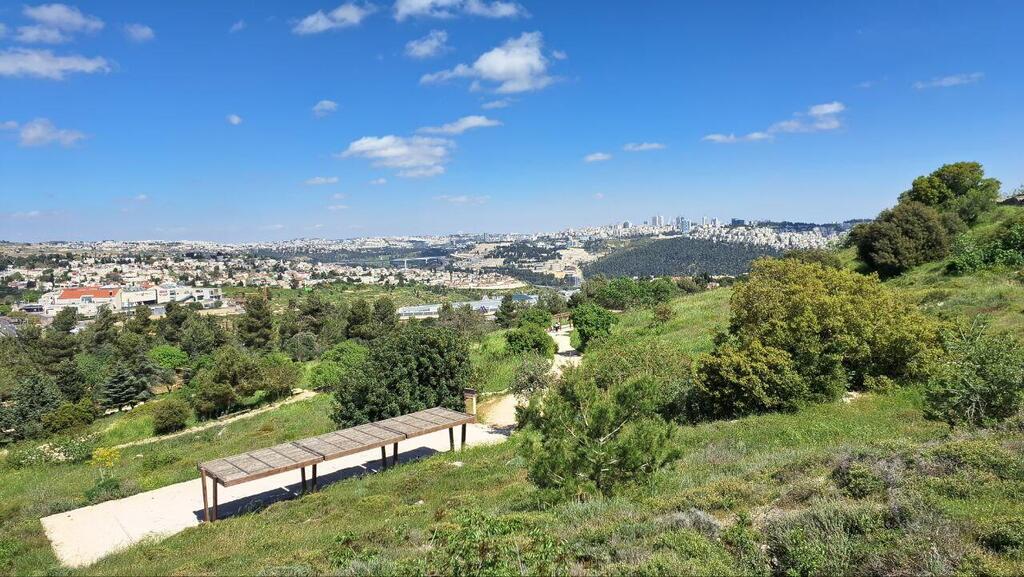 Вид на Мевасерет-Цион и Иерусалим с вершины парка 