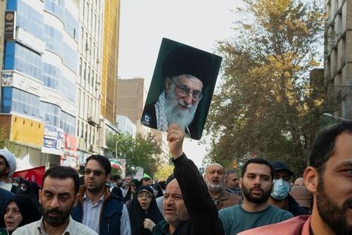 Жители Ирана с портретом аятоллы Хаменеи 