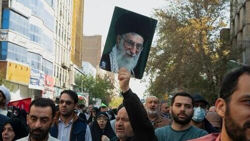 Жители Ирана с портретом аятоллы Хаменеи 