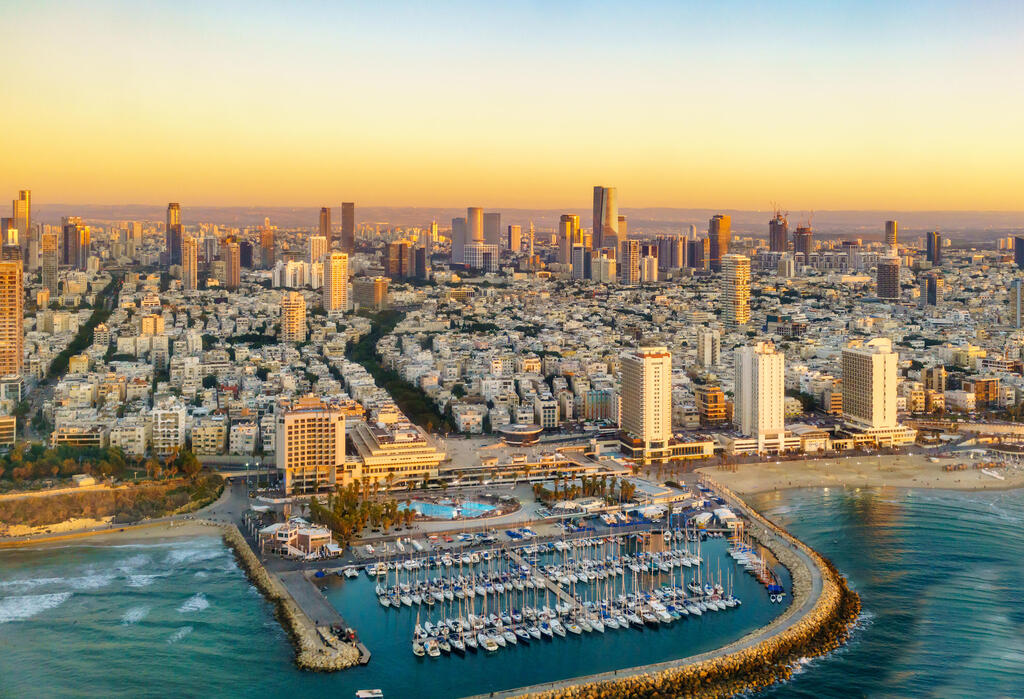 Tel Aviv (Photo: Boris-B, Shutterstock) מבט-על מכיוון הים לחוף תל אביב