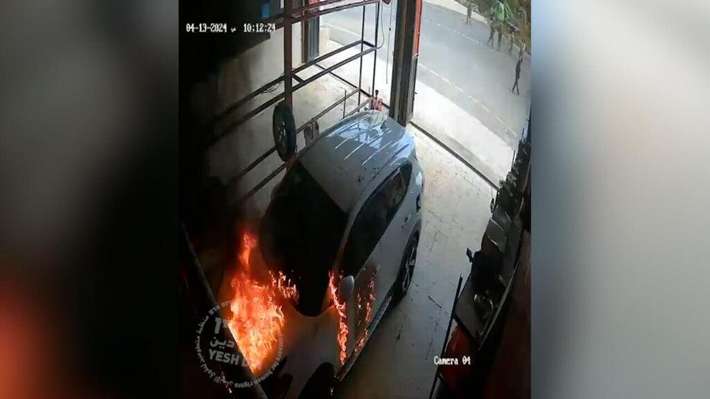 תיעוד: מתנחלים מציתים רכב בכפר דיר דיבואן לנגד עיניי חיילים 