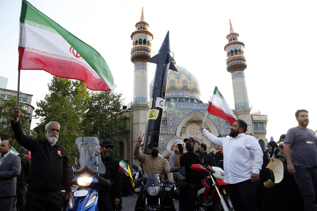 איראן טהרן מפגינים כיכר פלסטין אחרי מתקפת ה טילים ו כטב"מים על 15 dias