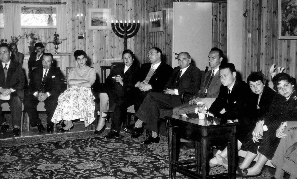 פליטים שהגיעו ממצרים לארץ ישראל בפגישה עם הנשיא בן-צבי, 1957