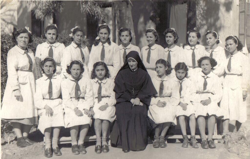 תלמידות יהודיות בבית הספר של המיסיון הנוצרי בעיר חֶלוואן