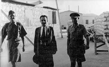 משה שרתוק (במרכז), לימים שרת, מבקר במצרים במהלך מלחמת העולם השנייה