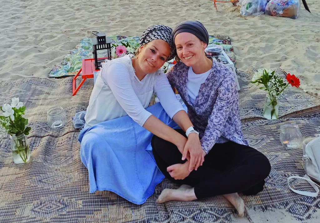 אלינעם וקרן  בהצעת הנישואים, על חוף  הים בתל אביב