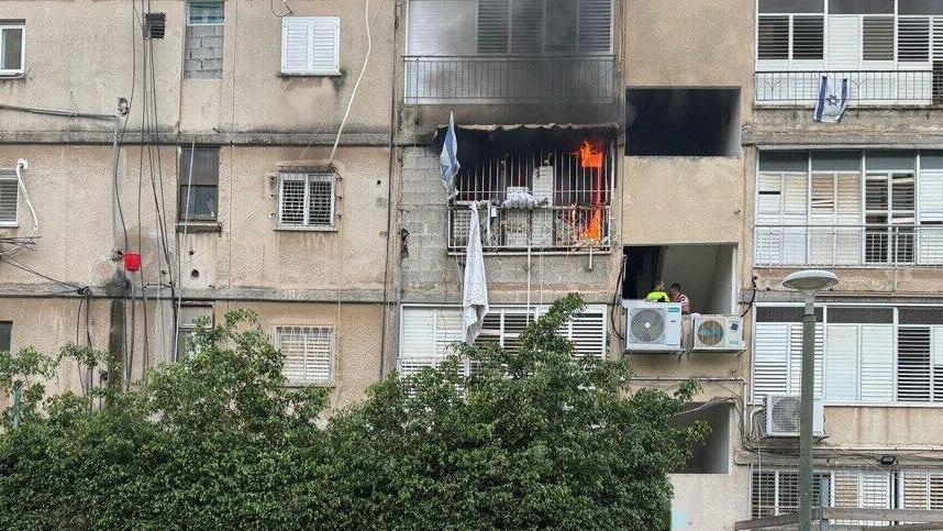 זירת השריפה בבניין המגורים בגבעת שמואל