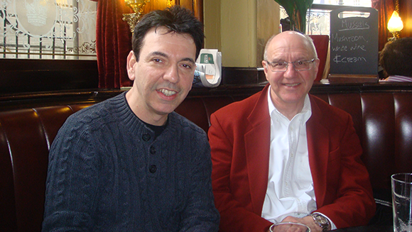 Instead of discussing bosons with Higgs, a pub tour with his secretary. Eilam Gross with Alan Walker, Higgs's scientific secretary, at a pub in Edinburgh (Photo: Eilam Gross) במקום שיחת בוזונים עם היגס, סיור פאבים עם מזכירו. עילם גרוס עם אלן ווקר, מזכירו המדעי של היגס בפאב באדינבורו