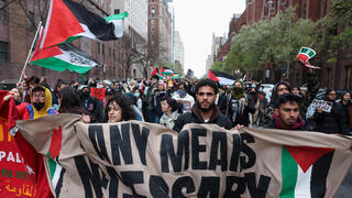 מילות כיתוב: הפגנה פרו פלסטינית מפגינים מחוץ ל אוניברסיטת קולומביה ב ניו יורק ארה"ב