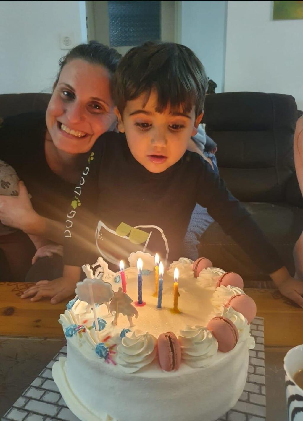 שירי ביבס חוגגת יום הולדת עם אחיינה אלון ב-2022